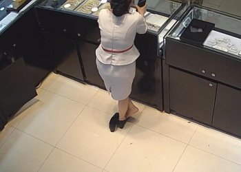 Let's watch the jewelry store hostess dipping shoeplay from her back 2