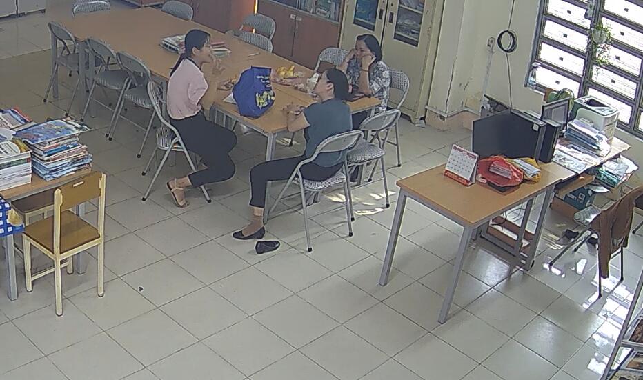 Let&#039;s watch the teacher dipping shoeplay in her office 2