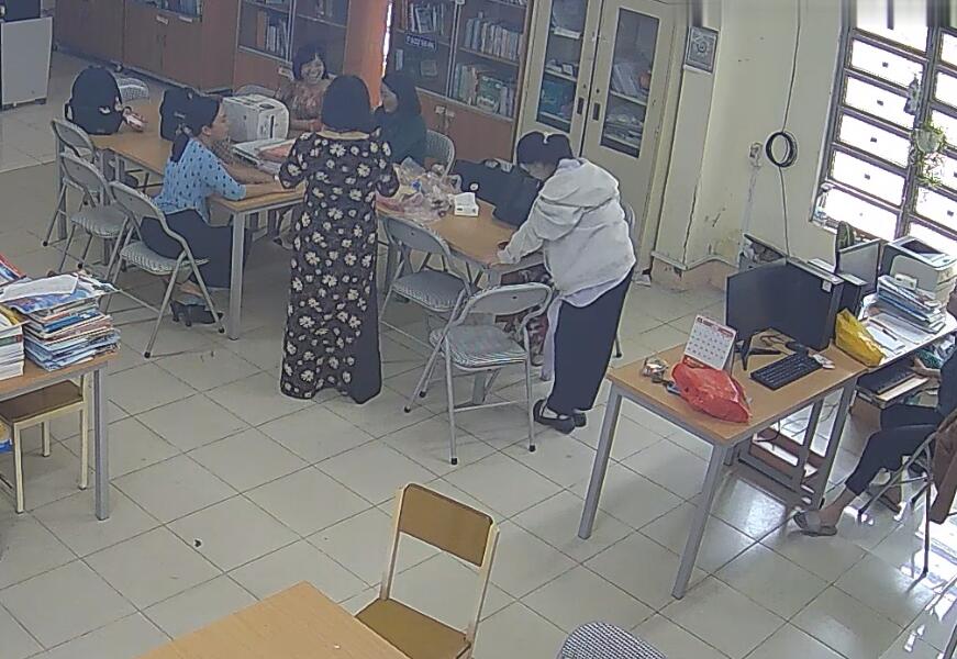 Let&#039;s watch the teacher dipping shoeplay in her office 3