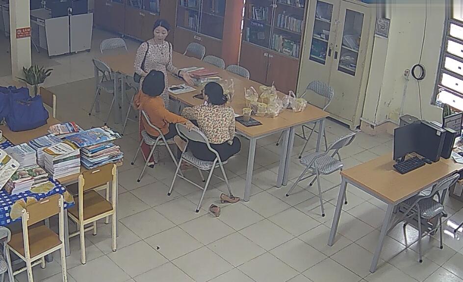 Let&#039;s watch the teacher dipping shoeplay in her office 6