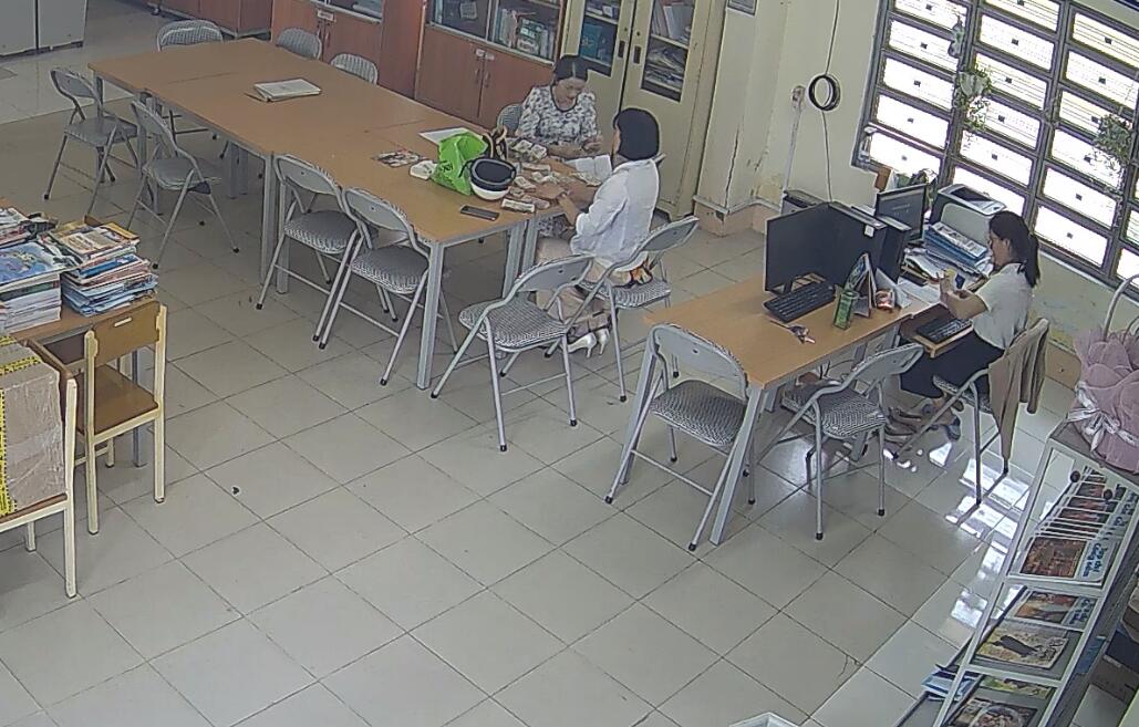 Let&#039;s watch the teacher dipping shoeplay in her office 14