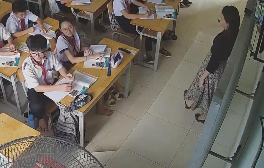 The teacher‘s feet too tired to remove hell when having a lesson