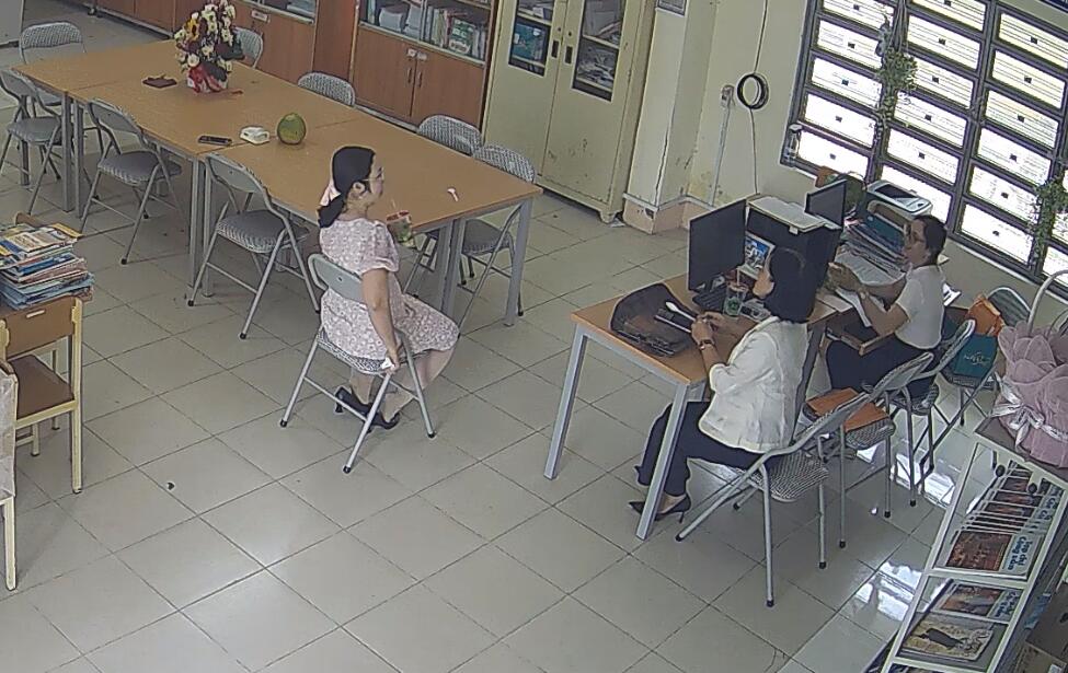 Let&#039;s watch the teacher dipping shoeplay in her office 27