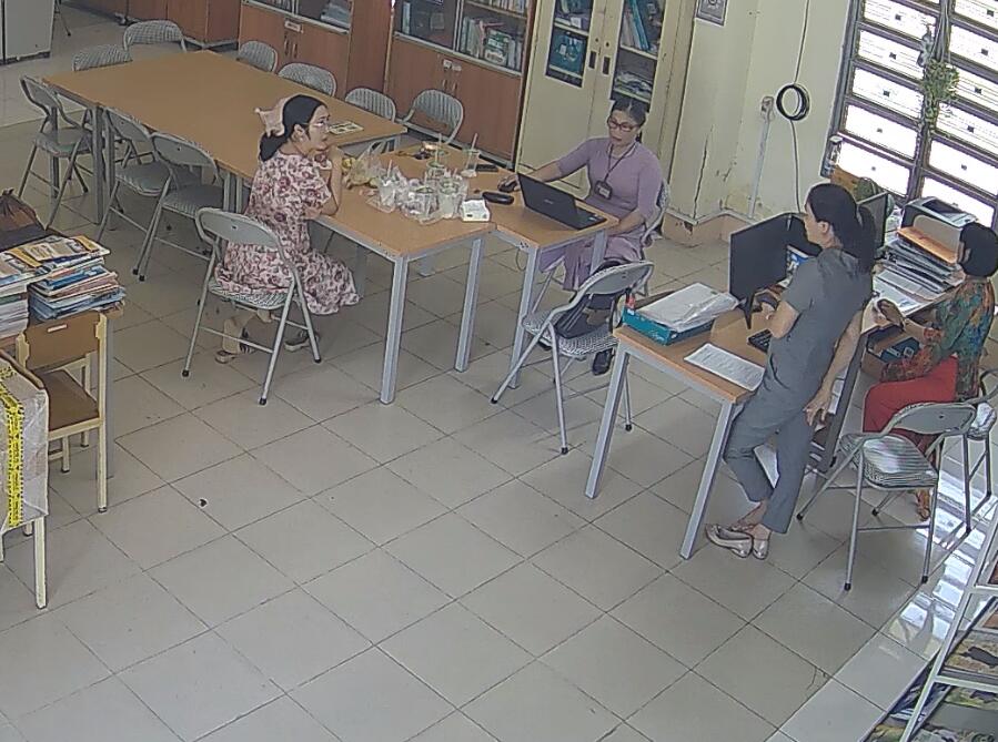 Let&#039;s watch the teacher dipping shoeplay in her office 30