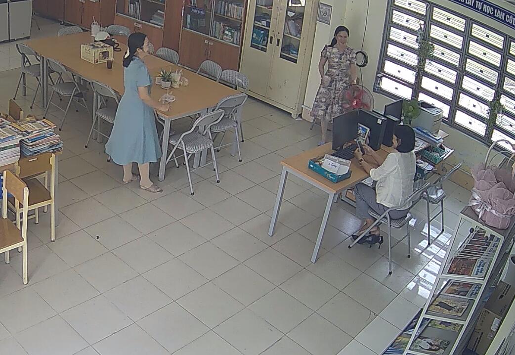 Let&#039;s watch the teacher dipping shoeplay in her office 31