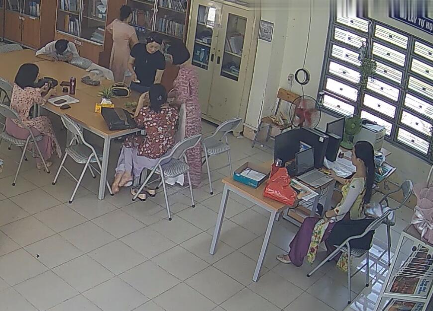 Let&#039;s watch the teacher dipping shoeplay in her office 32