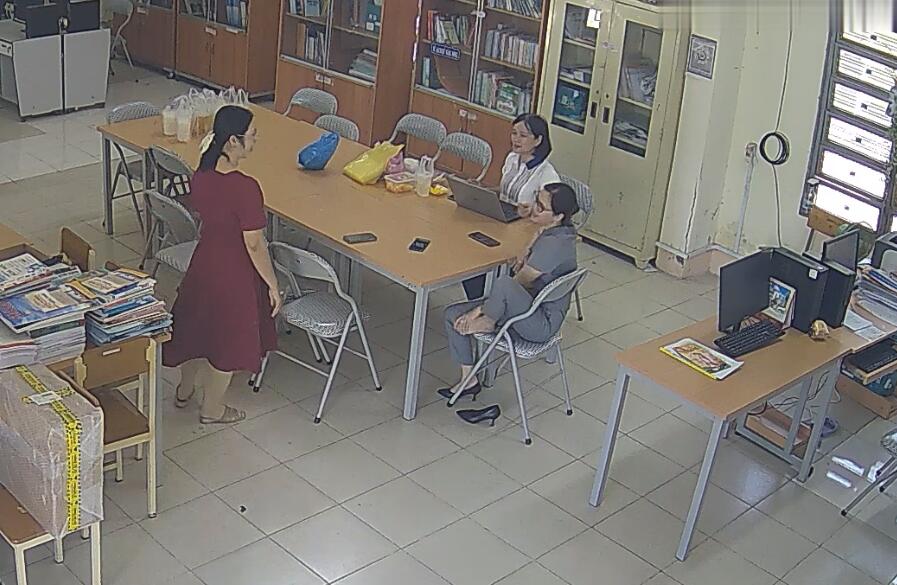 Let&#039;s watch the teacher dipping shoeplay in her office 38