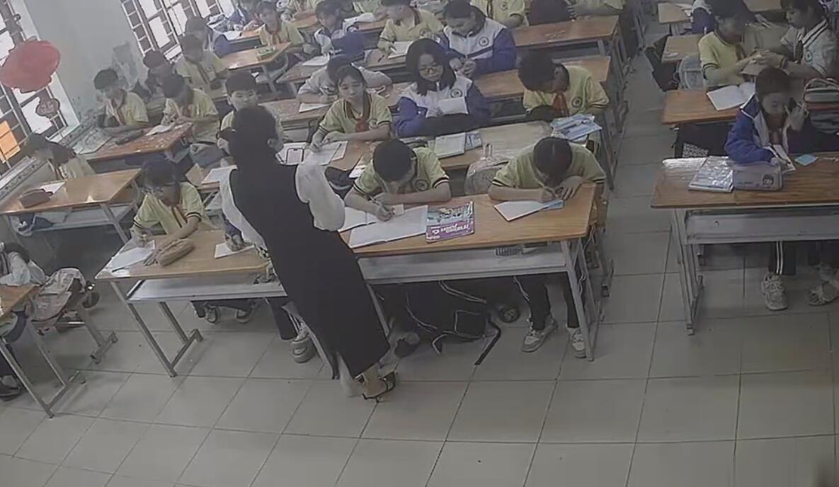 Let&#039;s watch the teacher dipping shoeplay from her back 5