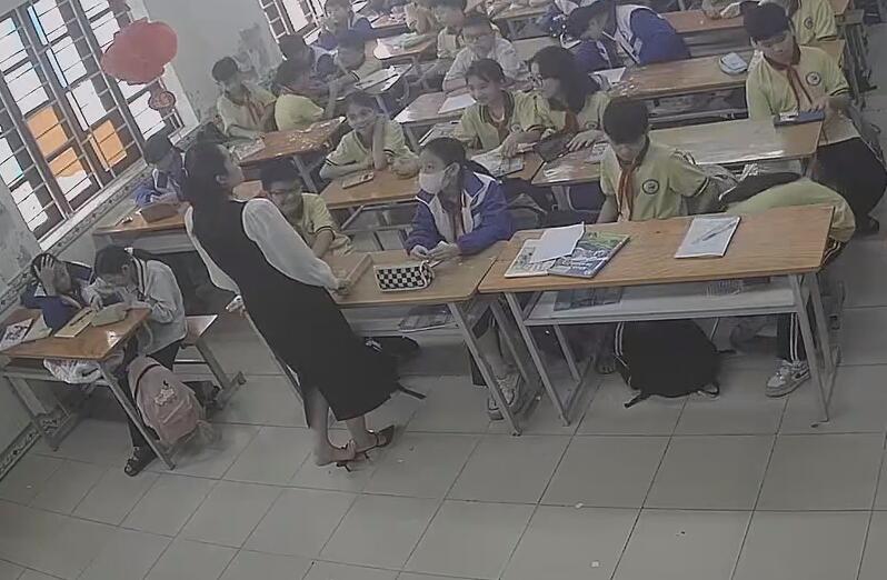 Let&#039;s watch the teacher dipping shoeplay from her back 6