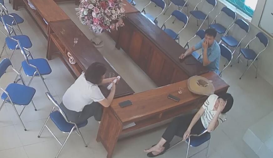 The teachers remove heels relax her tired feet after class 4