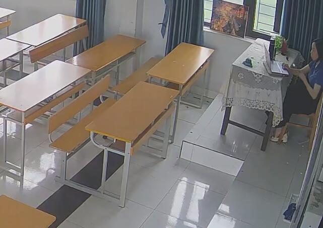 The teacher dangling shoeplay and dipping many times during class 45