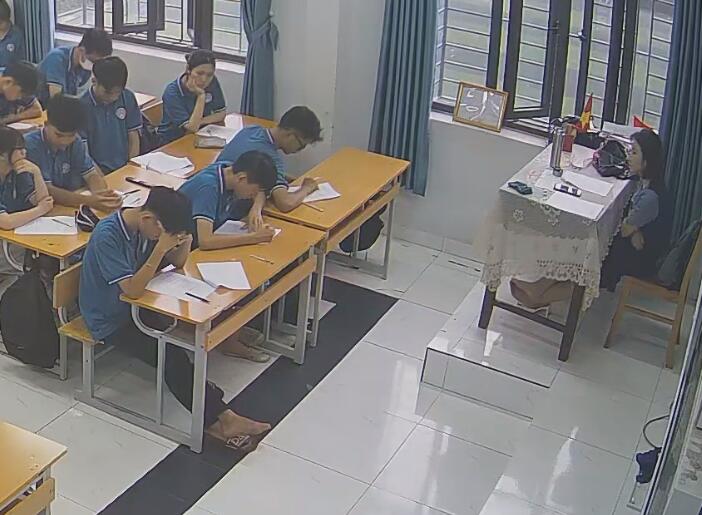 The teacher dangling shoeplay and dipping many times during class 47