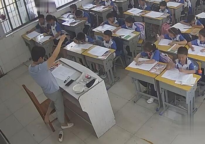 The primary school teacher relax her tired feet 4