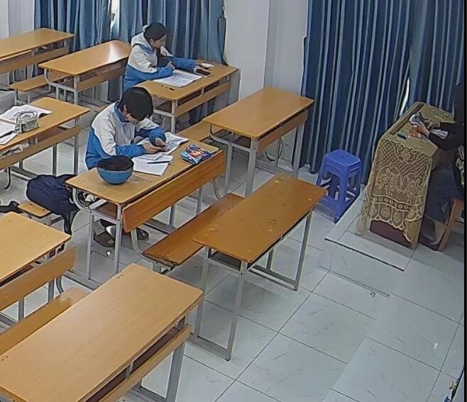 The teacher dangling shoeplay and dipping many times during class 56