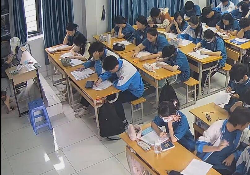 The teacher dangling shoeplay and dipping many times during class 58