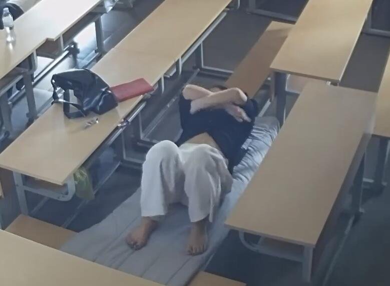 She took a nap lying on a chair in the classroom