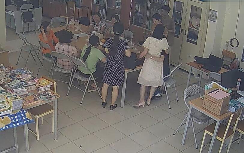 Let's watch the teacher dipping shoeplay in her office 61