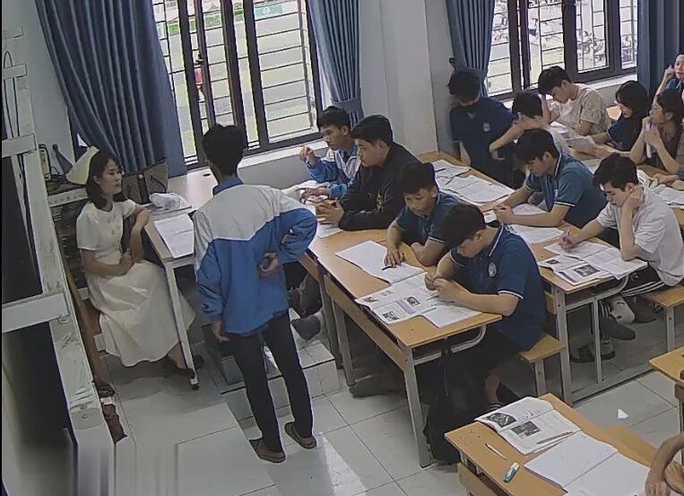 The teacher dangling shoeplay and dipping many times during class 65