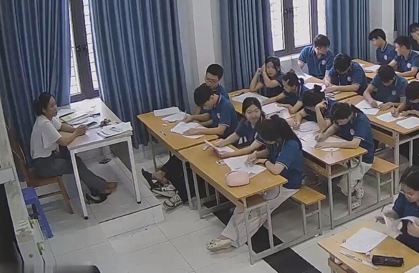 The pretty teacher in sexy heels sit down heelpopping and dipping shoeplay when having a lesson