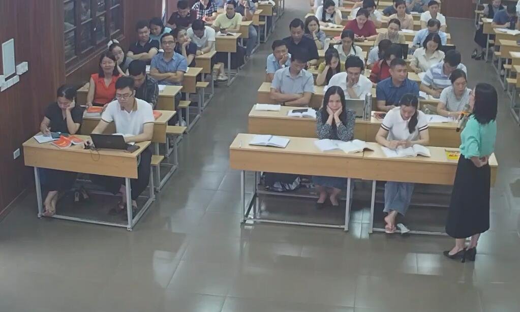 Why does the teacher never dipping shoeplay during whole class?