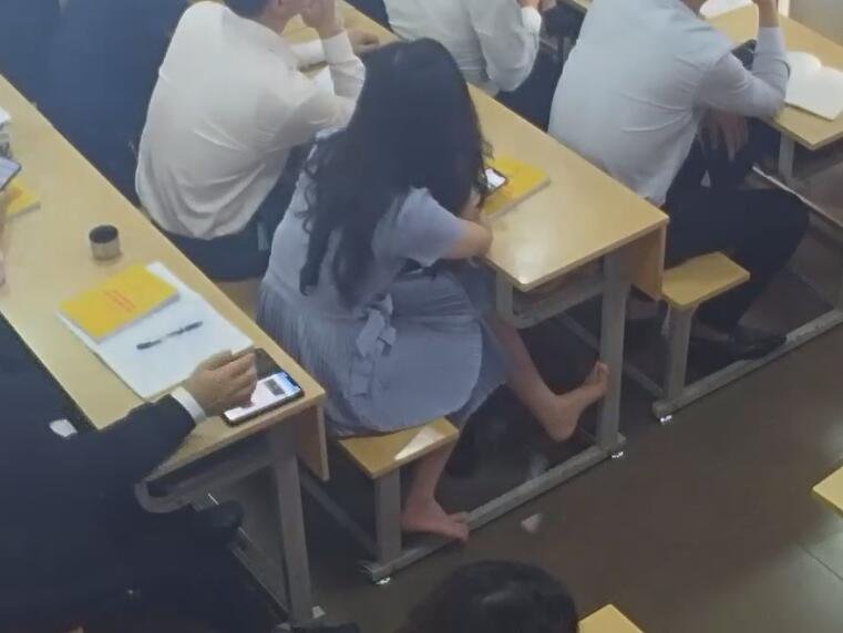 The pretty girl show us her cute feet!