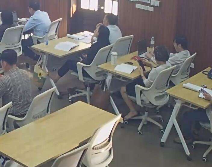 The 2xladys remove heels relax their feet at the same time 5!