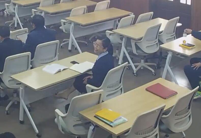 The 2xladys remove heels relax their feet at the same time 6!