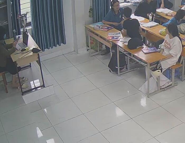 She dangling shoeplay in sandals 2