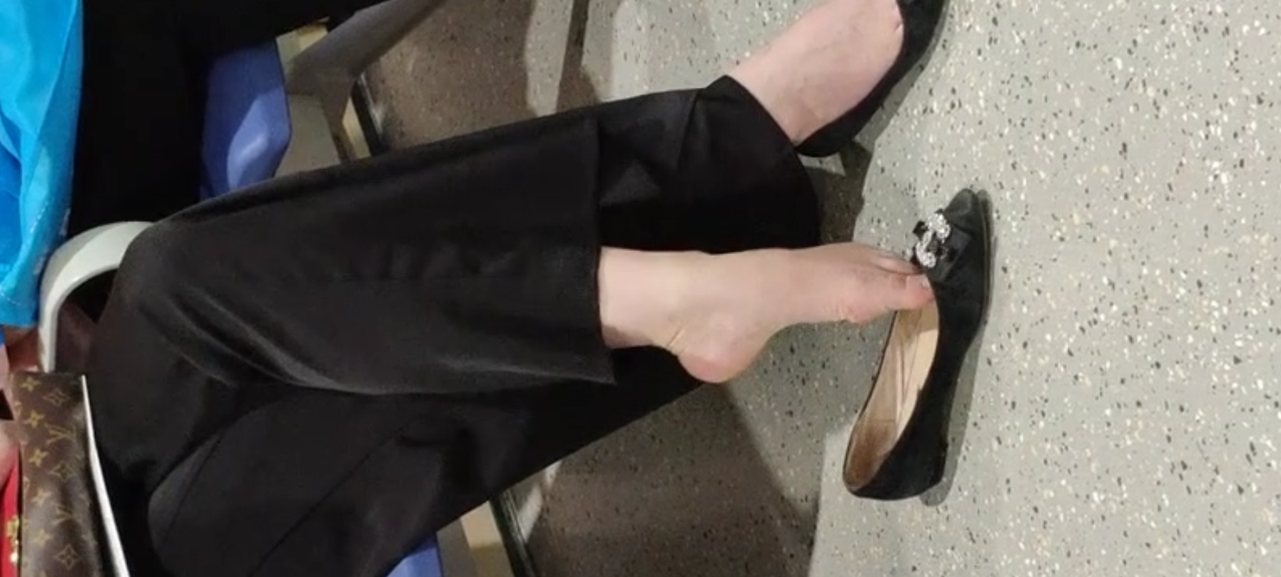 Lady dangling shoeplay when line up in the waiting hall 80