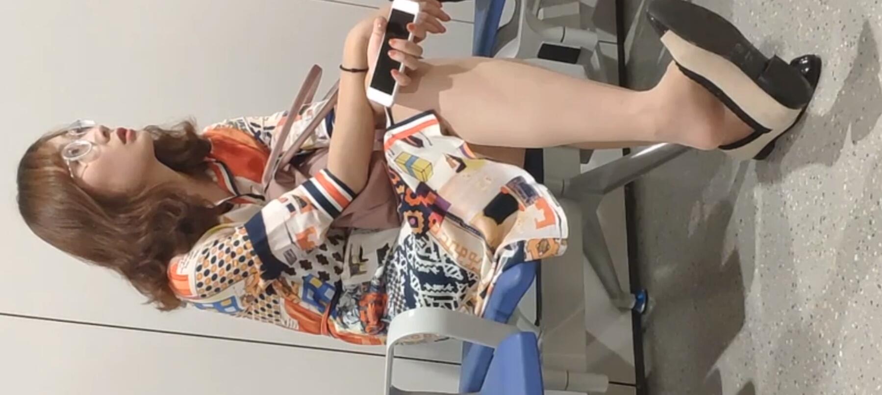 The  lady dangling shoeplay when line up in the waiting hall 112