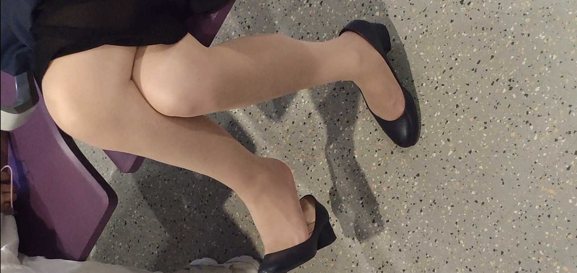 The  lady dangling shoeplay when line up in the waiting hall 154