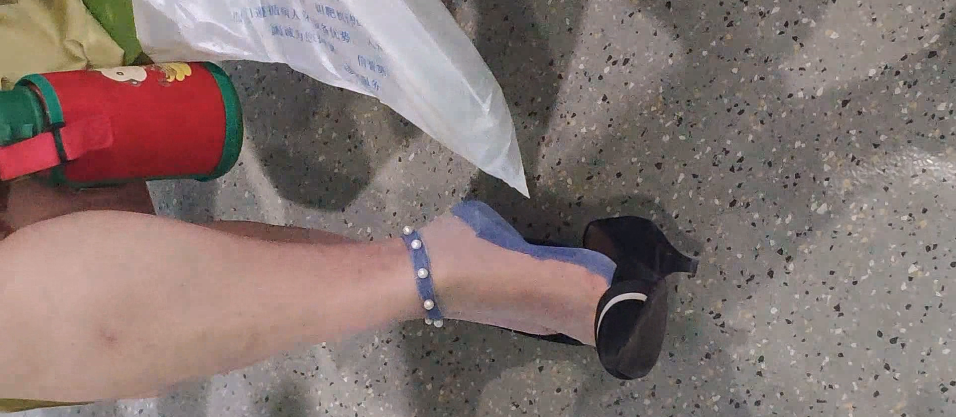 The  lady dangling shoeplay when line up in the waiting hall 157