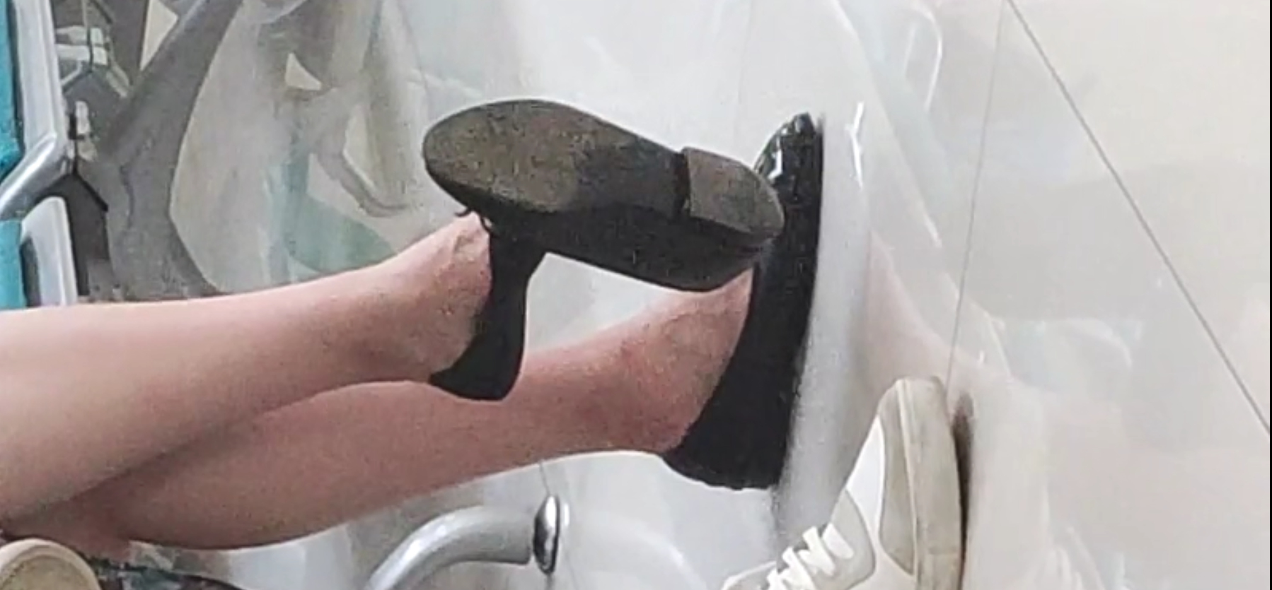The lady dangling shoeplay when line up on the waiting hall 211