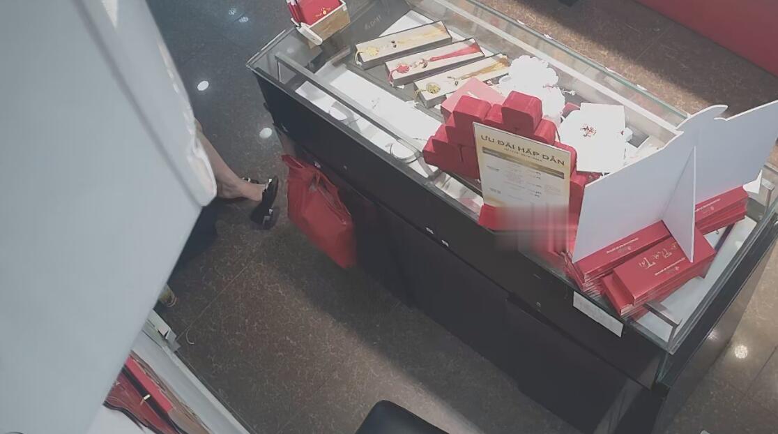 We can not see her face but it is enough !