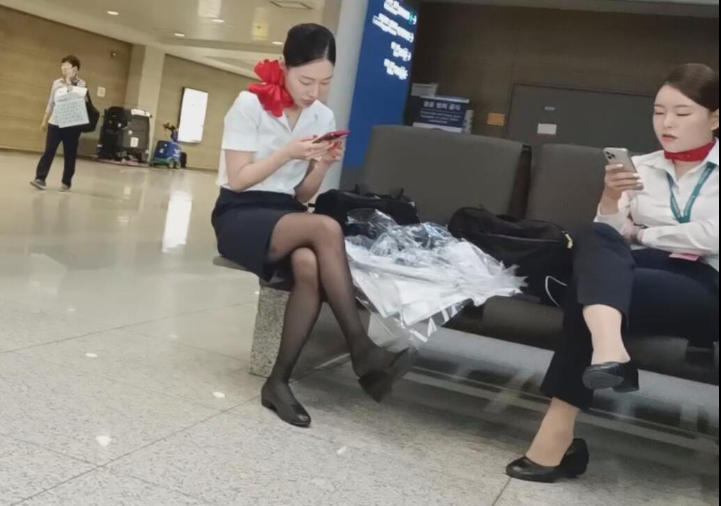 The air hostess dangling shoeplay in the departure hall