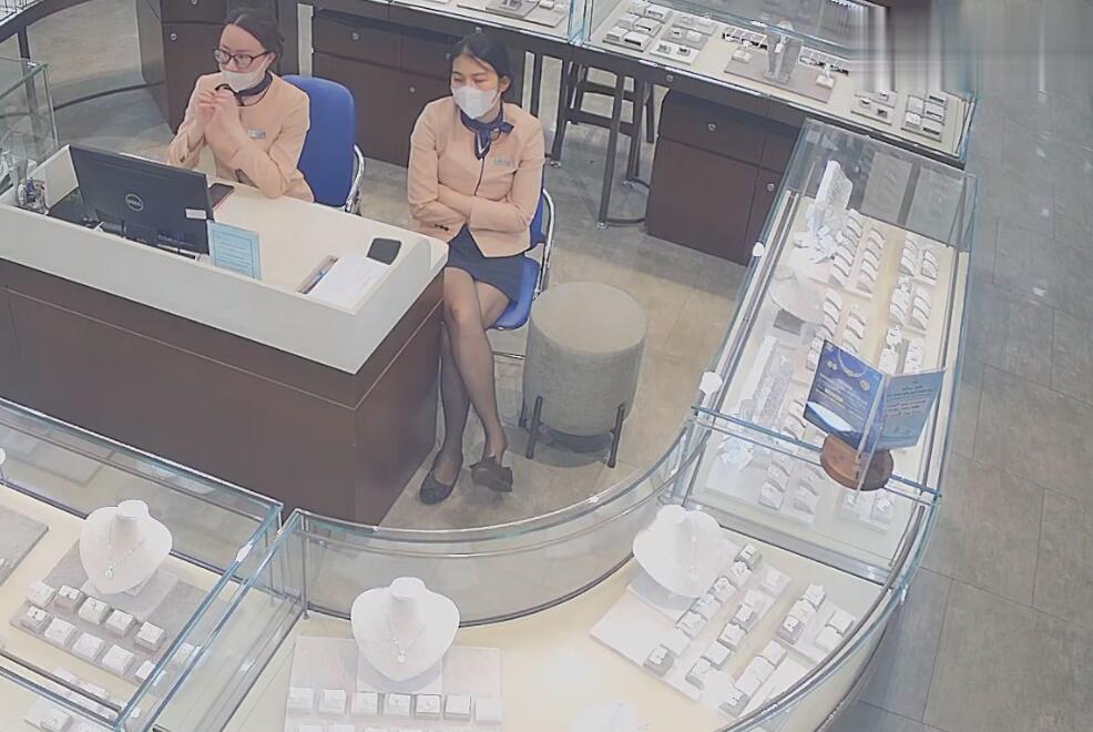 Let&#039;s watch the jewelry store hostess in blacknylon dangling from her front 5
