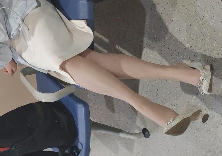 The pretty lady dangling shoeplay when waiting for a call