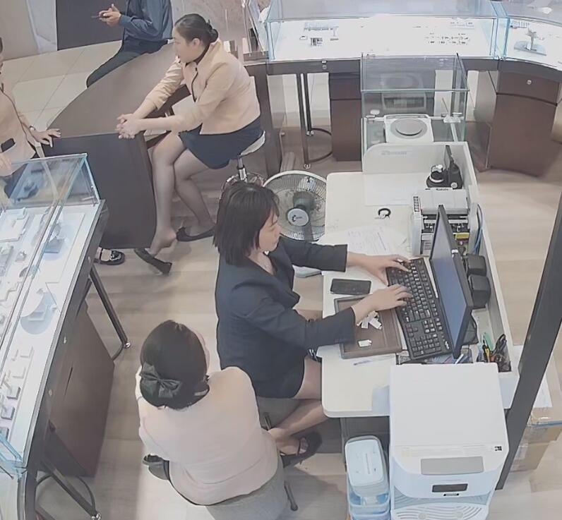 She is the shoeplay queen of jewelry store managers 12