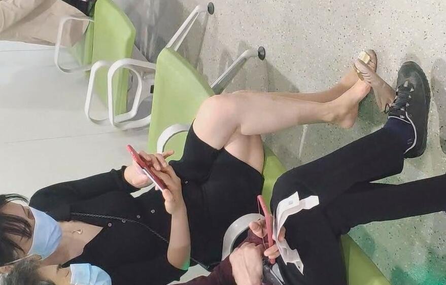 The lady bare feet dangling shoeplay when waiting for a call 17