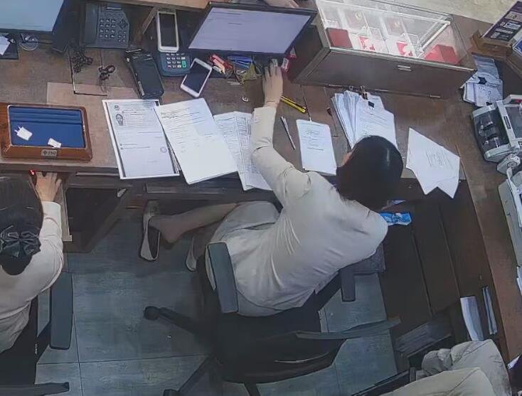 The jewelry store cashier dangling under the table