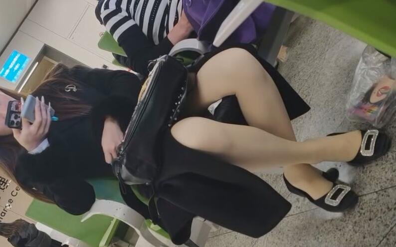 The lady dangling shoeplay when waiting for a call at the hospital 6