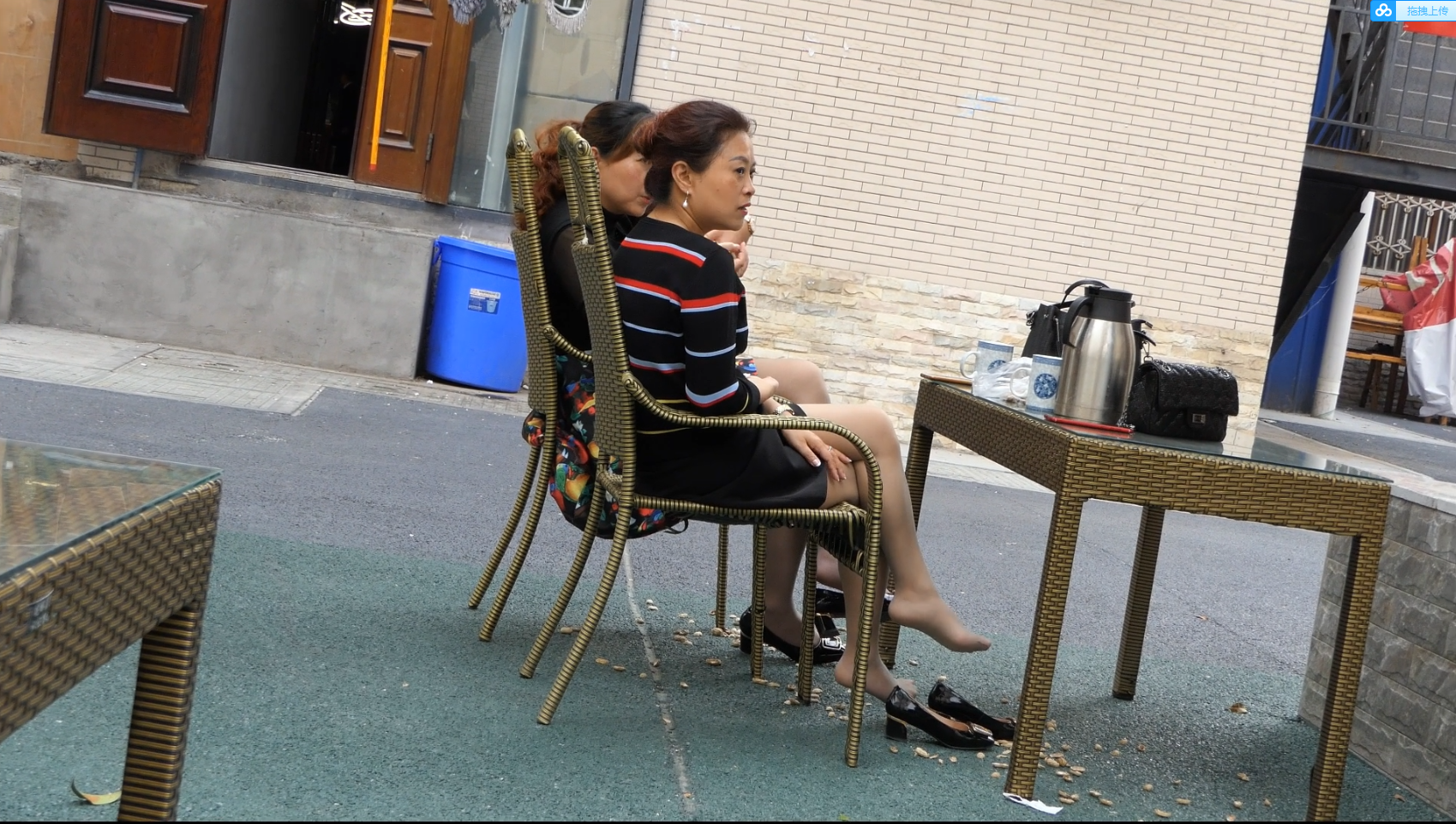 Lady eat melon seeds and peanuts