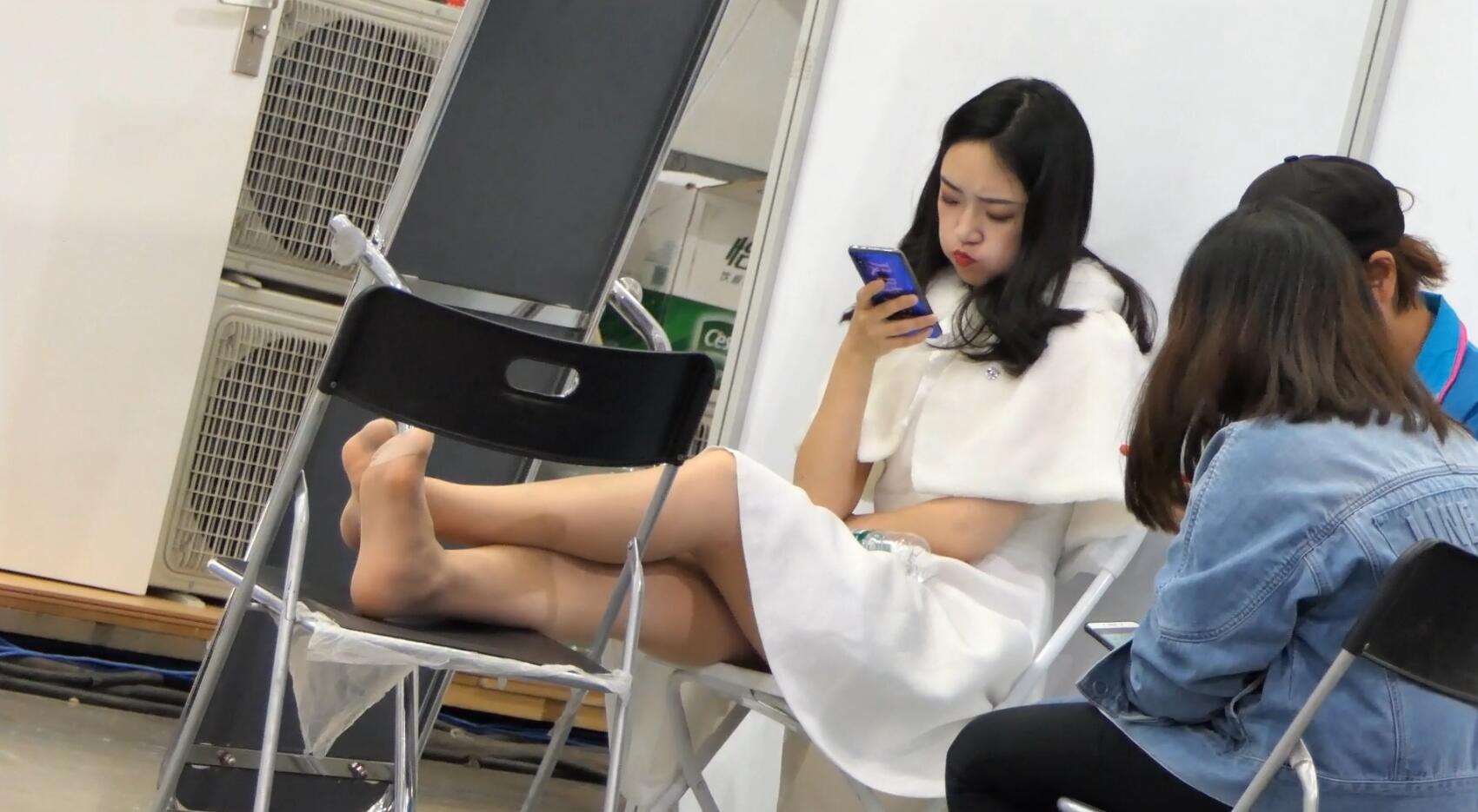 Hostress play cellphone,her cute nylon sole being catched