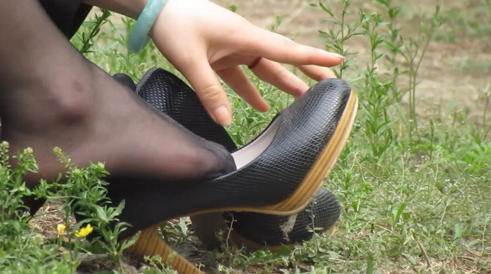 Sexy black nylon feet