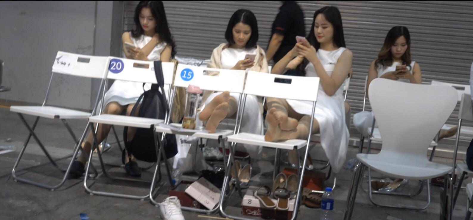 3xPretty models have a nylon sole race