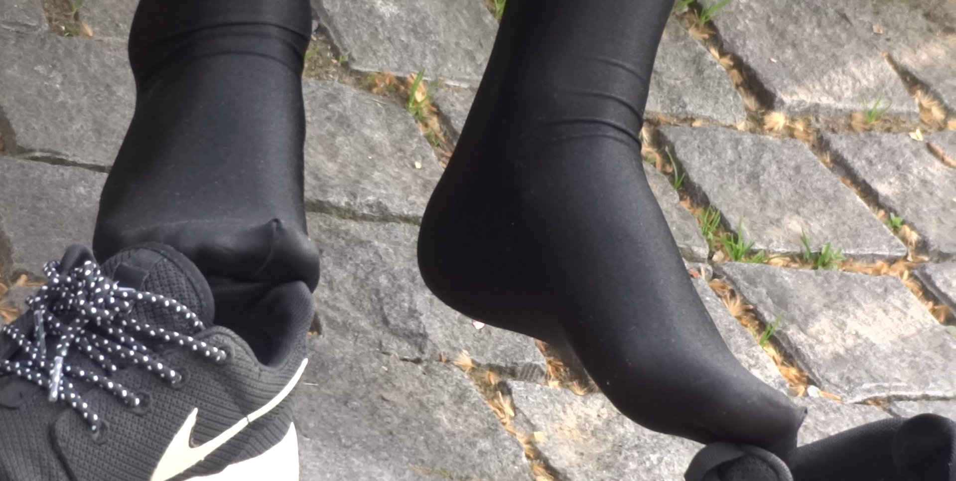 Lady in special pantynose shoeplay 