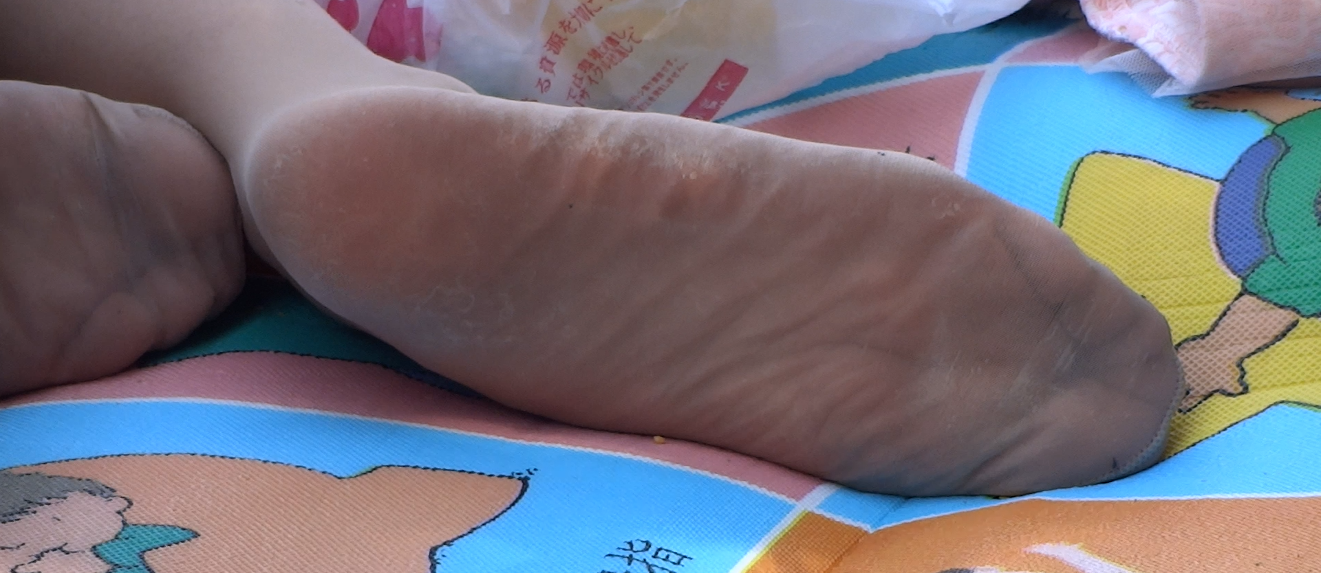 I want to suck her sweat nylon feet