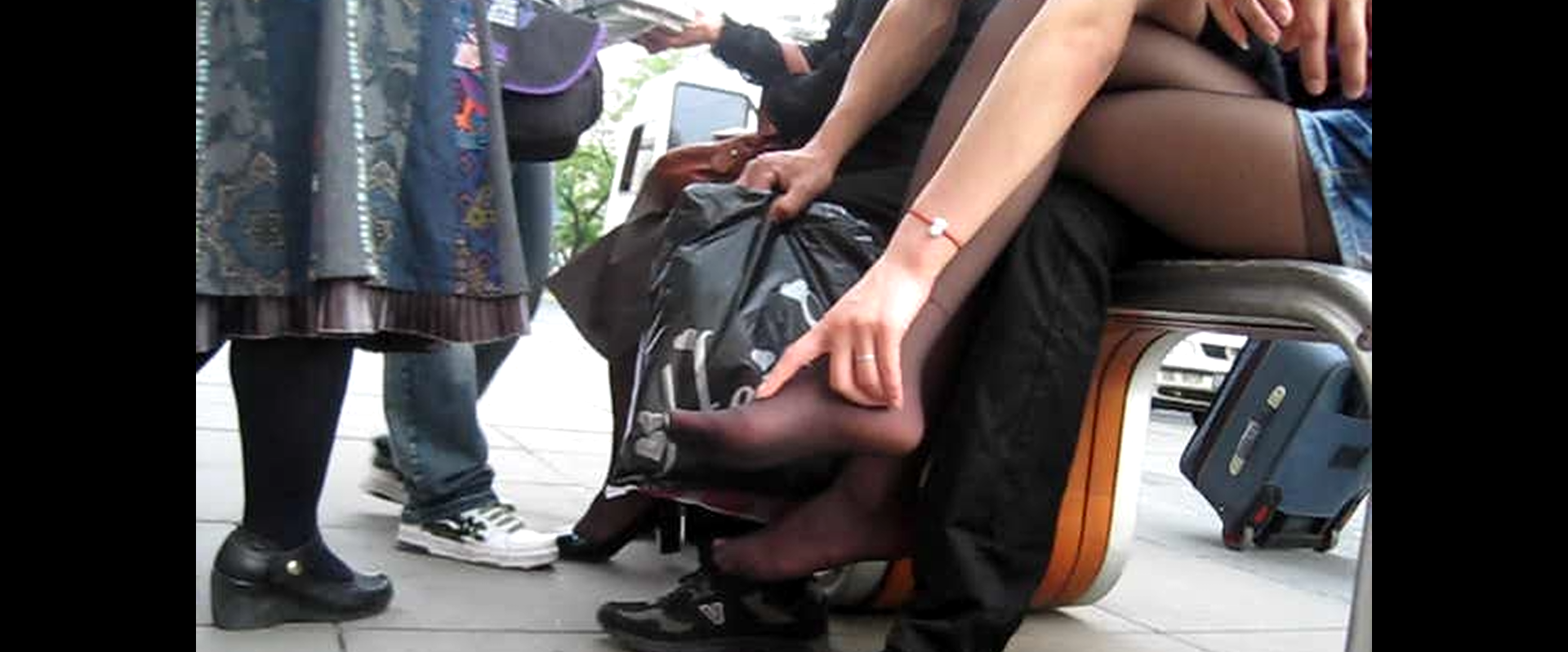 Lady found something wrong with her toes