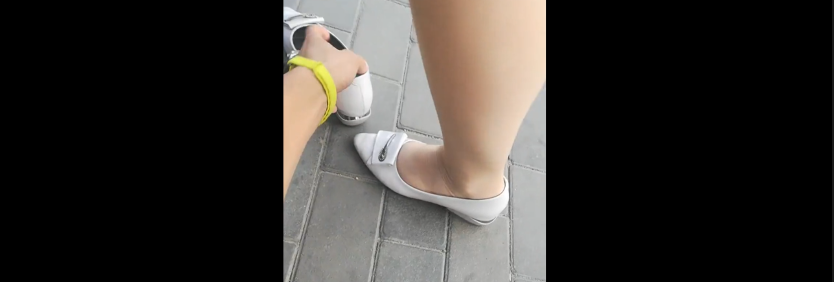Intentionally kicked off the beauty&#039;s high heels 3