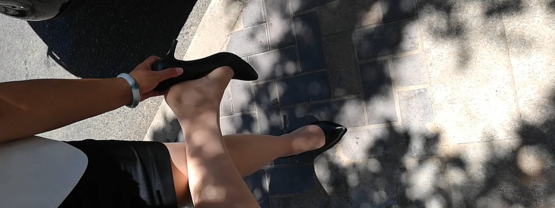 Intentionally kicked off the beauty&#039;s high heels 5